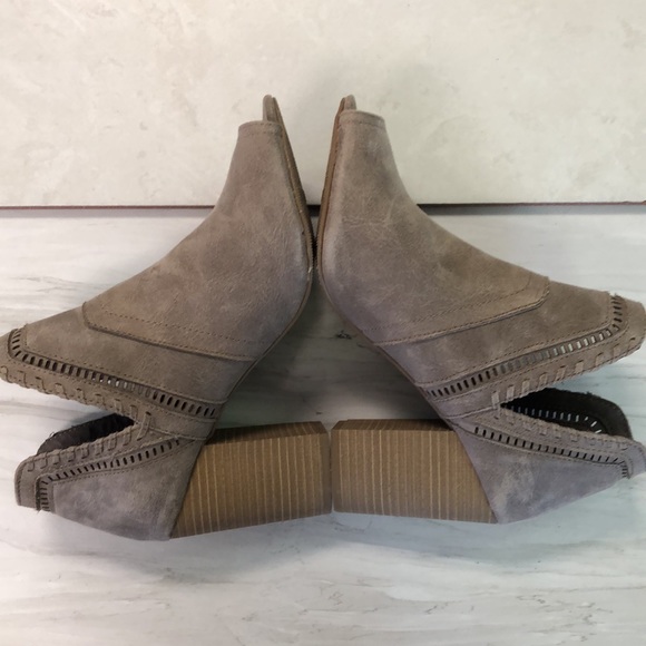 Fergalicious Holiday bootie 9.5 - Picture 4 of 9